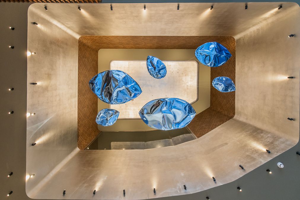 Instalación artística suspendida en el atrio de VP SOGNIO Metropolitano, una pieza que dialoga con la arquitectura del hotel y refuerza su apuesta por el arte contemporáneo.