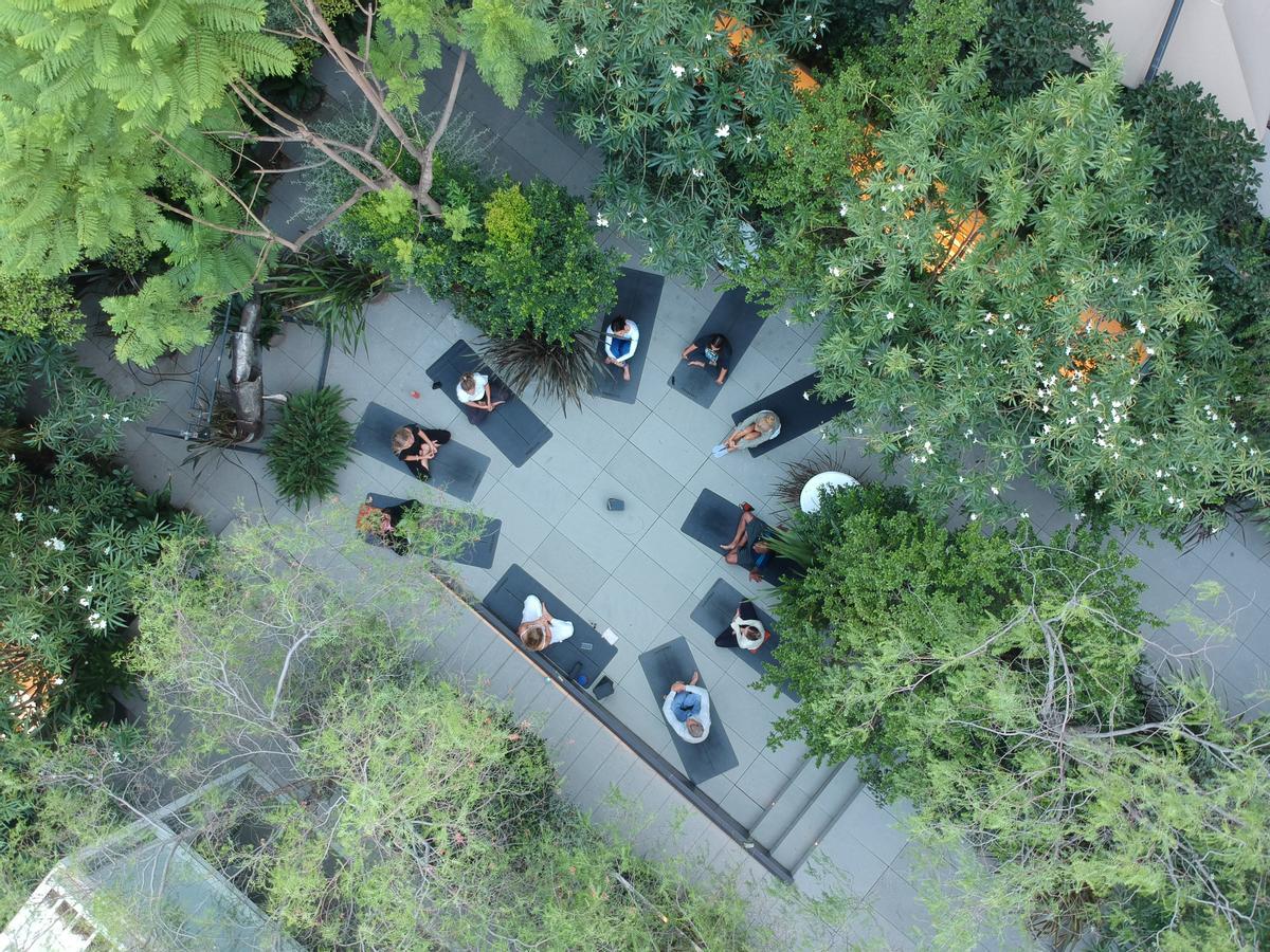 Yoga en el jardín del Mandarin Oriental Barcelona.