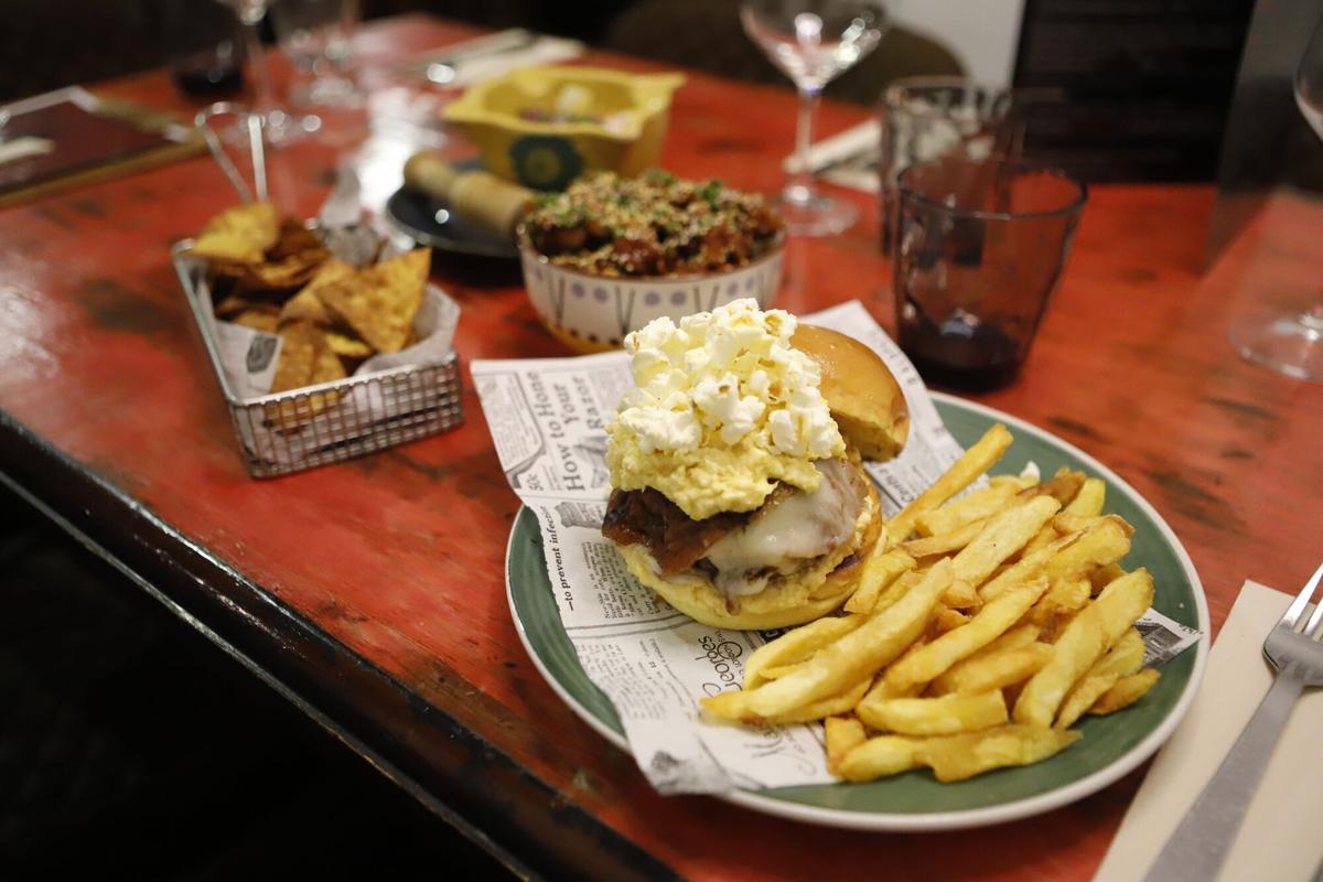 La 'Choclo Burger' y los totopos con guacamole casero de Boca Boca, en su local de la calle de La Paz 21