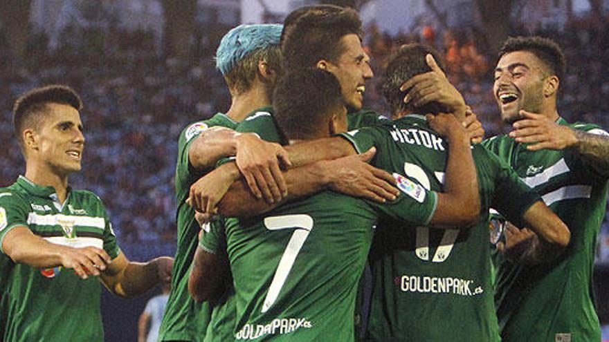 Los jugadores del Leganés celebran el gol de Víctor Díaz.