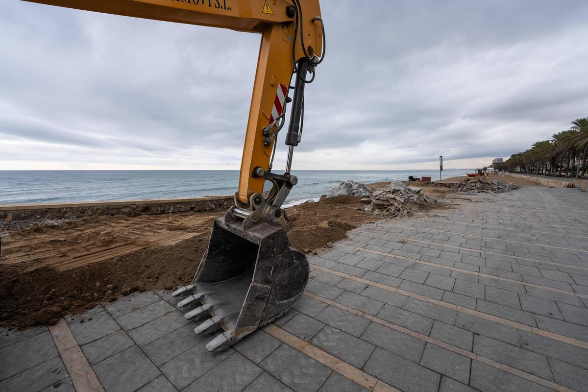 Calafell desmonta parte de su paseo marítimo para devolver espacio tomado a la playa