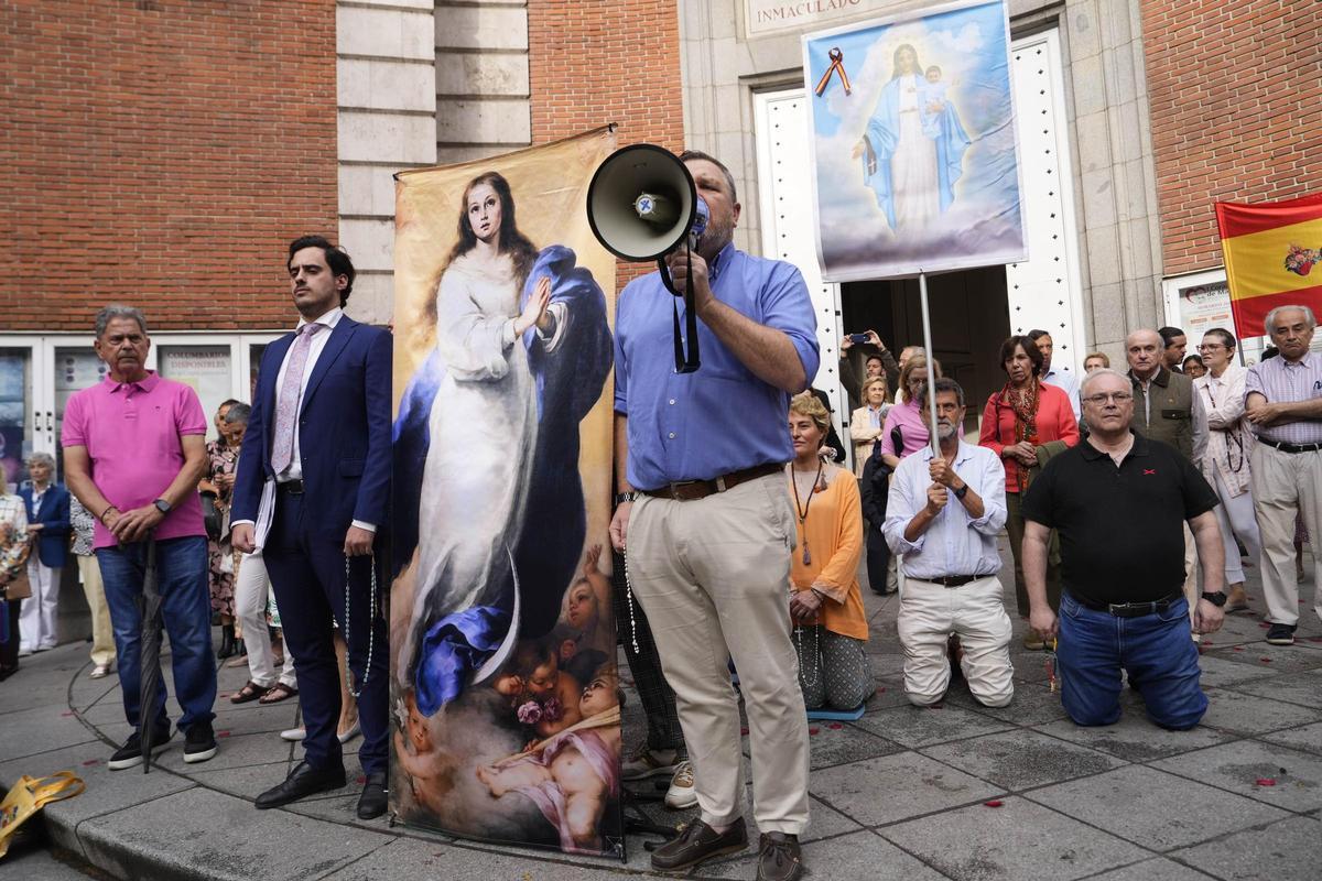 Feligreses rezando el rosario en la calle Ferraz de Madrid.