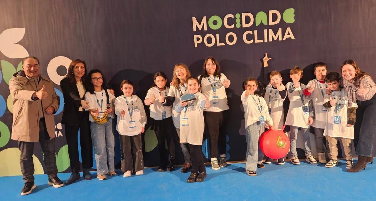 Crespo y Blanco acompañaron a los niños de Prado en la entrega, ayer en Santiago, del reconocimiento.