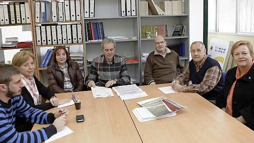 Líderes vecinales, reunidos ayer para tratar de la expansión de la ORA. | ángel gonzález