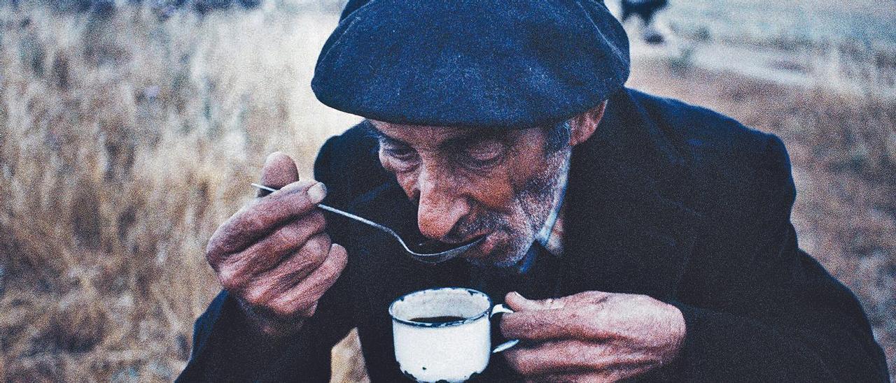 Martín con su café, al amanecer. Cáceres, junio de 1978.