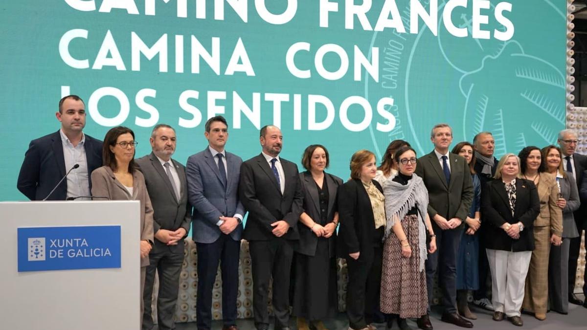 Representantes dos concellos que forman a Mancomunidade acompañados polas autoridades, entre eles Alfonso Rueda.