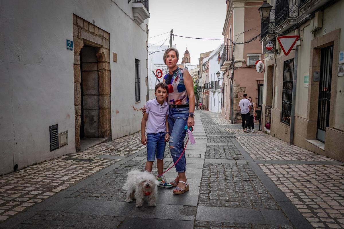 Ara con su hijo y su perrita, en la calle San Pedro de Alcántara.