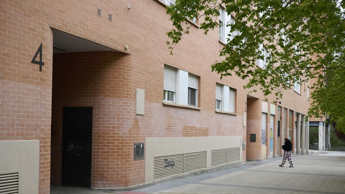 Edificio de viviendas en el barrio de San Jorge de Pamplona desde donde se precipitó una mujer el pasado día 14.