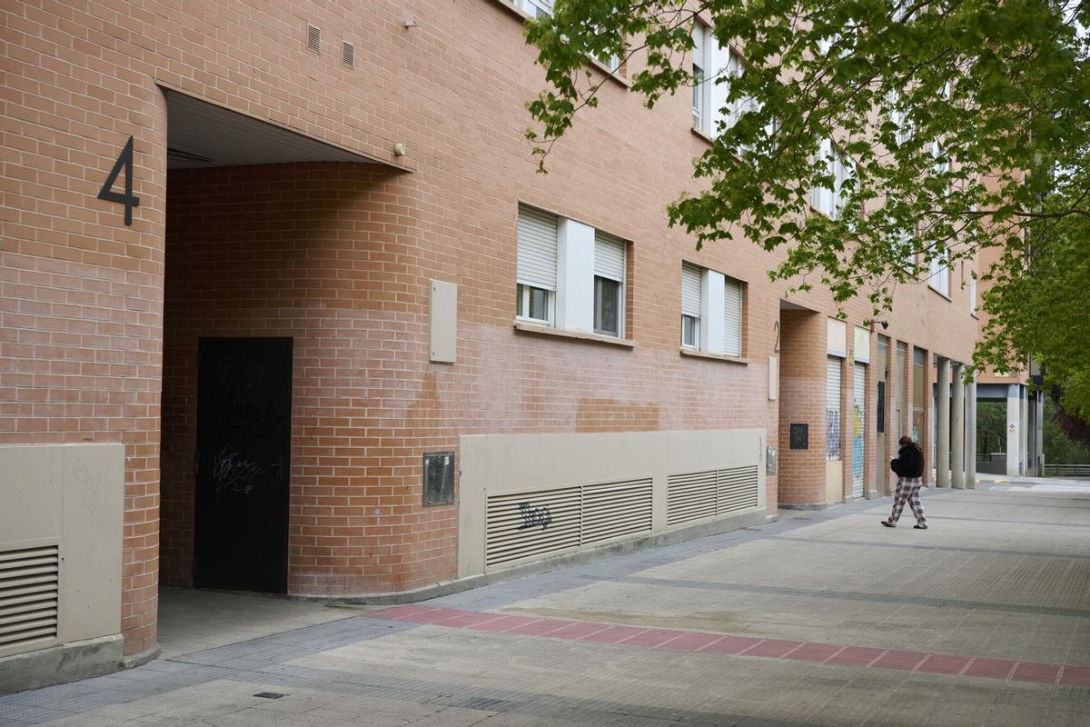 Edificio de viviendas en el barrio de San Jorge de Pamplona desde donde se precipitó una mujer el pasado día 14.