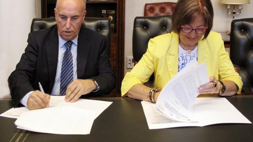 Lucas Riado y De la Calle en la firma del convenio.