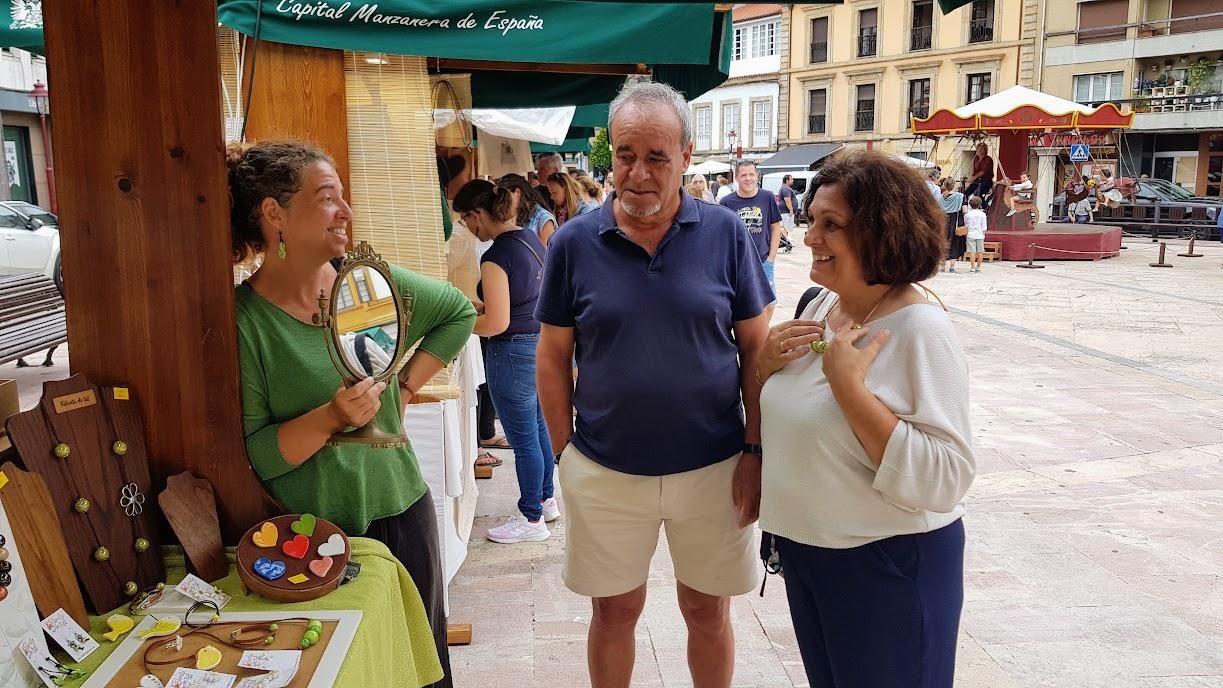 Villaviciosa se lo lleva de calle: ferias, desfiles y comercio en la calle en un fin de semana de gran afluencia de público