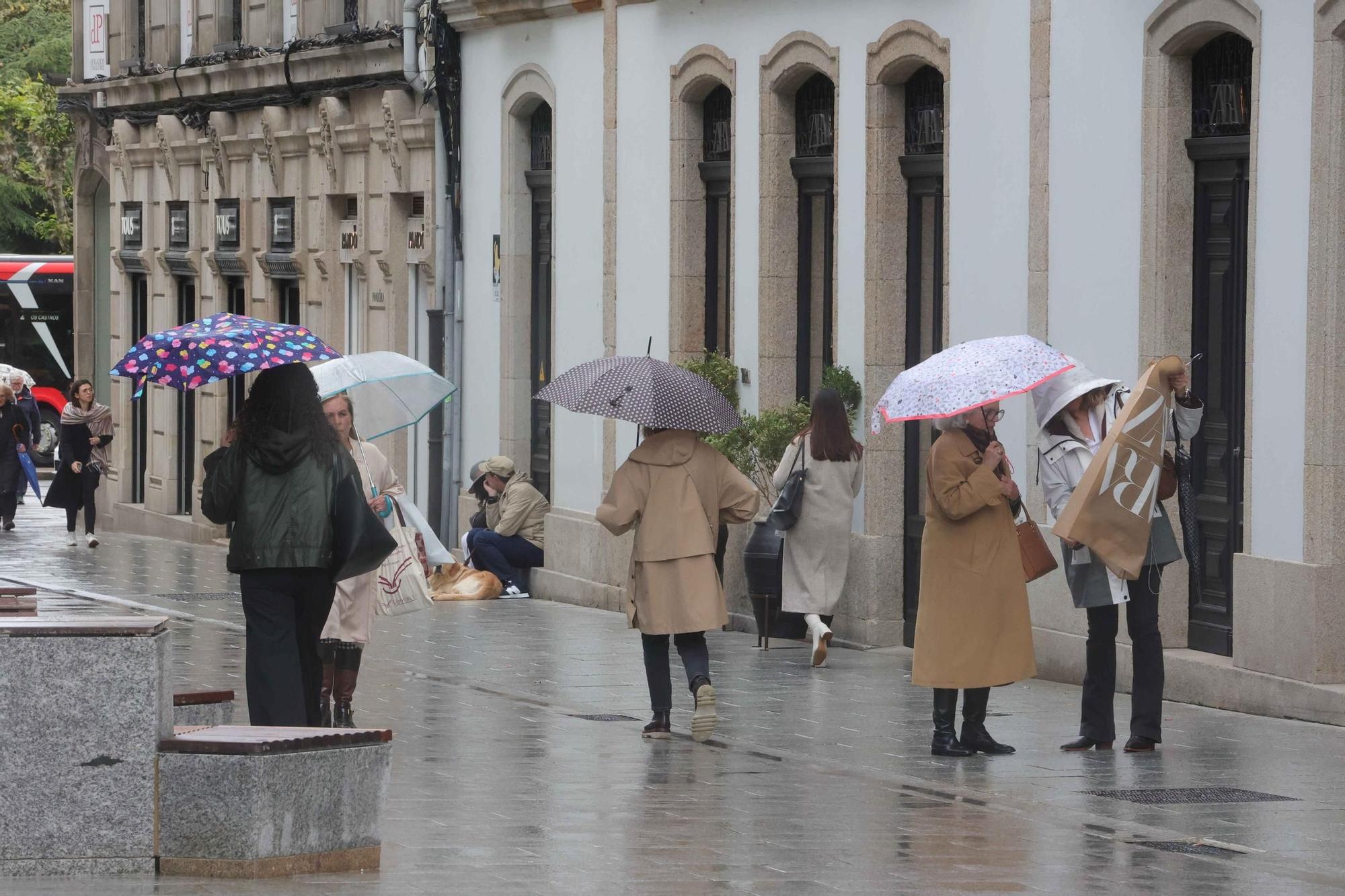 Paraguas en la calle Compostela de A Coruña.