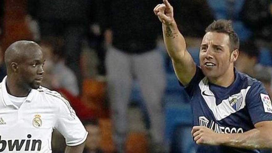 Cazorla dedica el gol que logró en el Bernabeu, con Lass a su derecha.