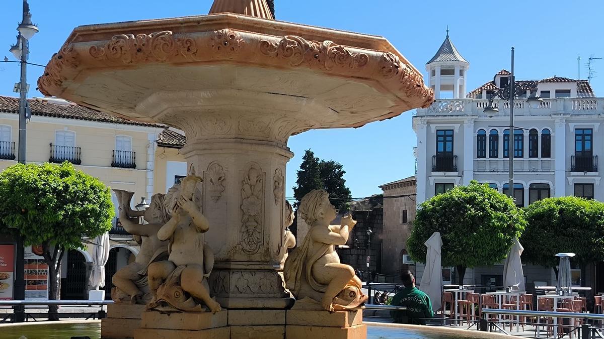 Amorcillo de la fuente de la Plaza de España de Mérida sin la cornucopia.