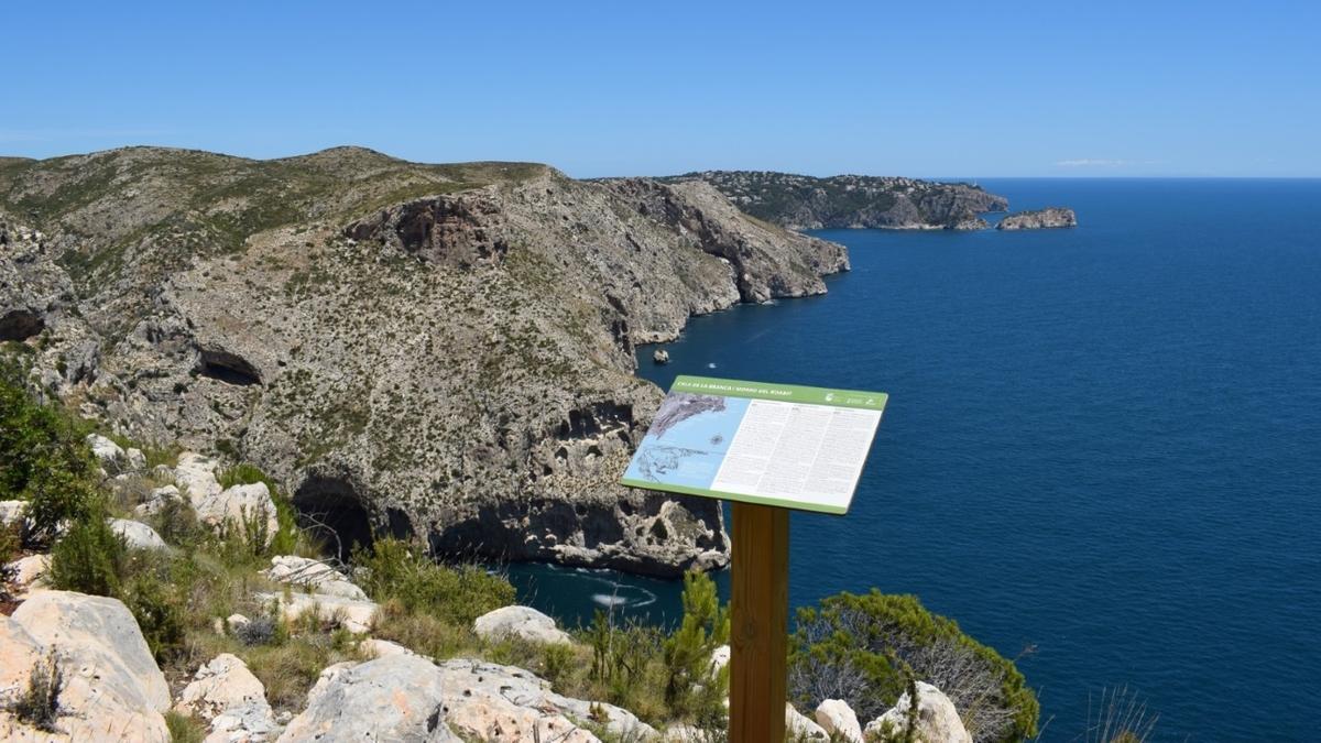 El magnífico mirador del Puig de la Llorença es una de las paradas de esta ruta.