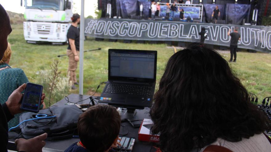 Pequeños maestros de la mesa de mezclas en Sanabria