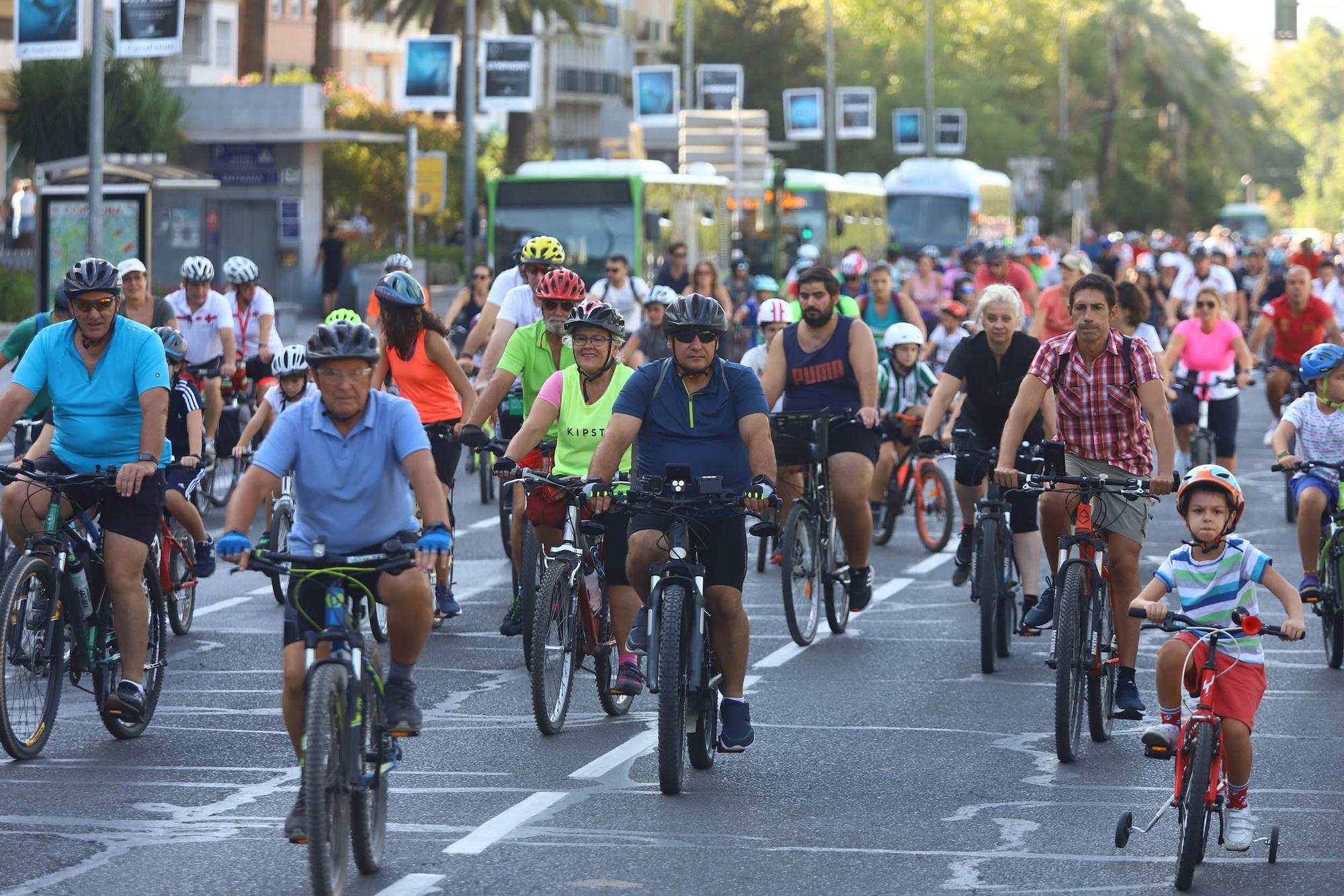 Familias enteras se suman a la Fiesta de la Bicicleta en Córdoba