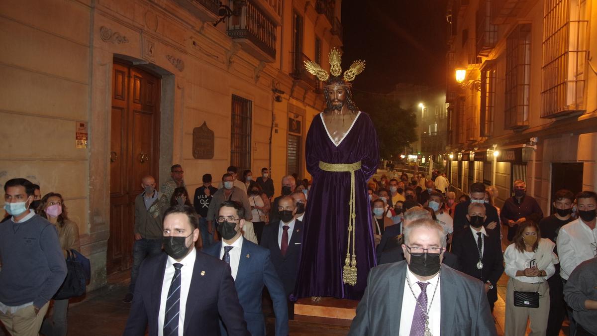 Traslado del Señor de la Sentencia a su trono para la salida en la Magna.