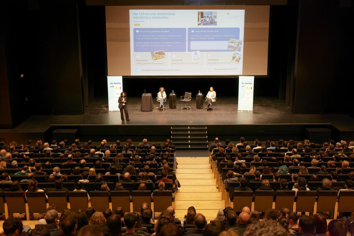 La Jornada de Portes Obertes «En família a l’UJI» mostra a 1.200 persones l’oferta formativa i les instal·lacions i serveis del campus La Jornada de Portes Obertes «En família a l’UJI» mostra a 1.200 persones l’oferta formativa i les instal·lacions i serveis del campus
