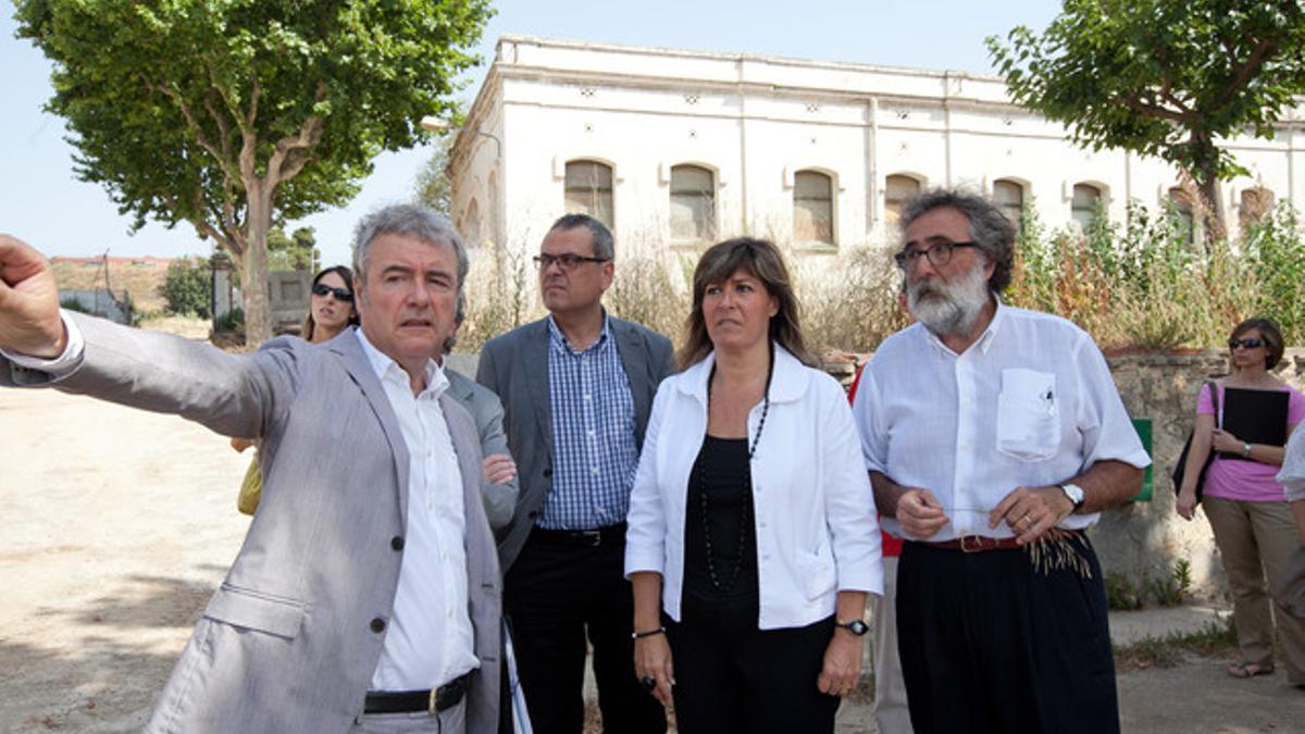 La alcaldesa de L'Hospitalet, Núria Marín, visita la zona de La Remunta.