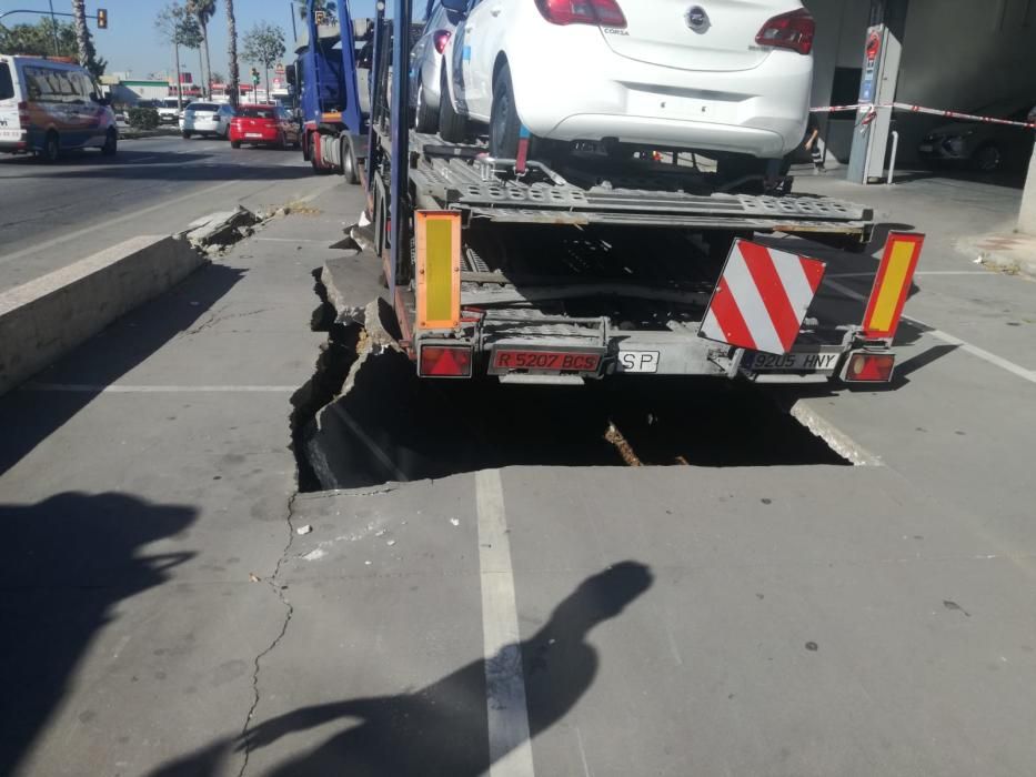 Un trailer cargado de coches del concesionario de Opel ocasionó un boquete en la calzada y tuvo que ser rescatado por una grúa de grandes dimensiones