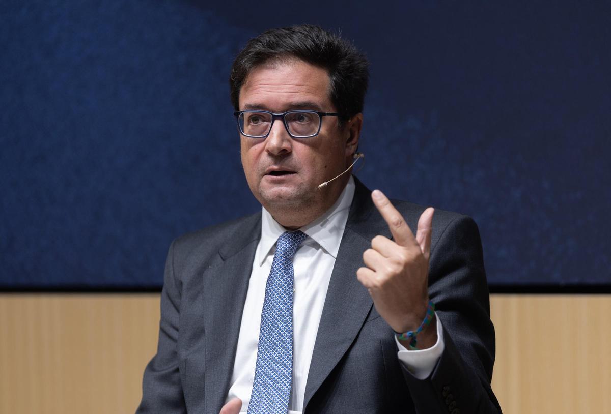 El ministro para la Transformación Digital y de la Función Pública, Óscar López, interviene en el acto de clausura del IV Consejo Asesor Internacional de la Inteligencia Artificial, a 8 de octubre de 2026, en Madrid (España).