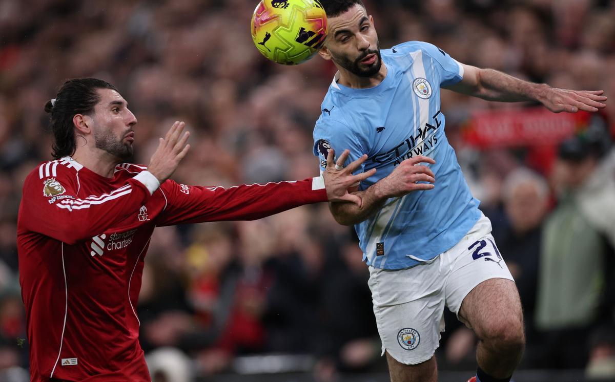 LIVERPOOL (United Kingdom), 08/02/2026.- Rayan Ait-Nouri of Manchester City (R) in action against Dominik Szoboszlai of Liverpool (L) during the English Premier League match between Liverpool FC and Manchester City, in Liverpool, Britain, 08 February 2026. (Reino Unido) EFE/EPA/ADAM VAUGHAN EDITORIAL USE ONLY. No use with unauthorized audio, video, data, fixture lists, club/league logos, 'live' services or NFTs. Online in-match use limited to 120 images, no video emulation. No use in betting, games or single club/league/player publications