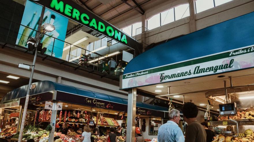 El Mercadona en la planta superior del Olivar, sobre los puestos de producto local.