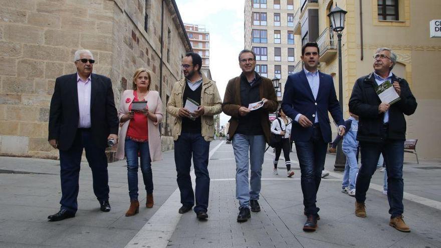 Hernando, acompañado por los candidatos del PSOE.