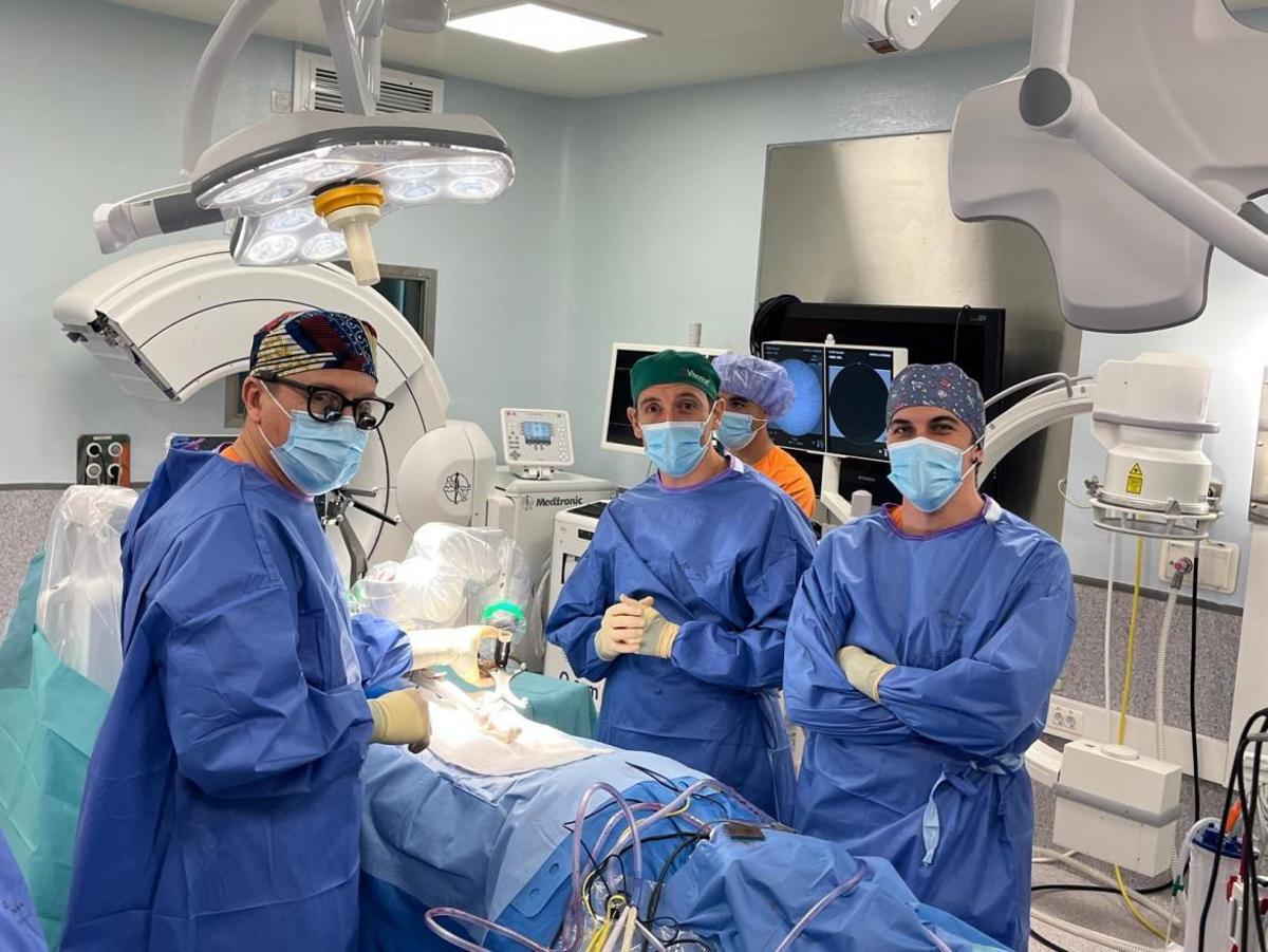 La Princesa estrena el robot neuroquirúrgico Mazor para operar cirugía compleja de columna en la sanidad pública madrileña.