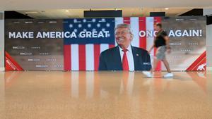 Un cartel de Donald Trump en la convención republicana de Milwaukee