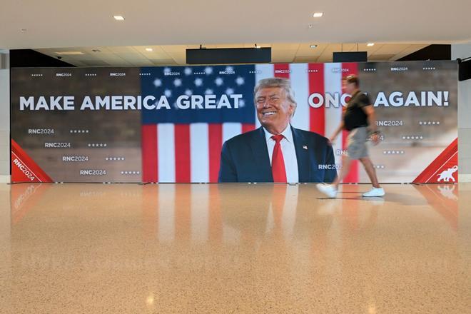 Un cartel de Donald Trump en la convención republicana de Milwaukee