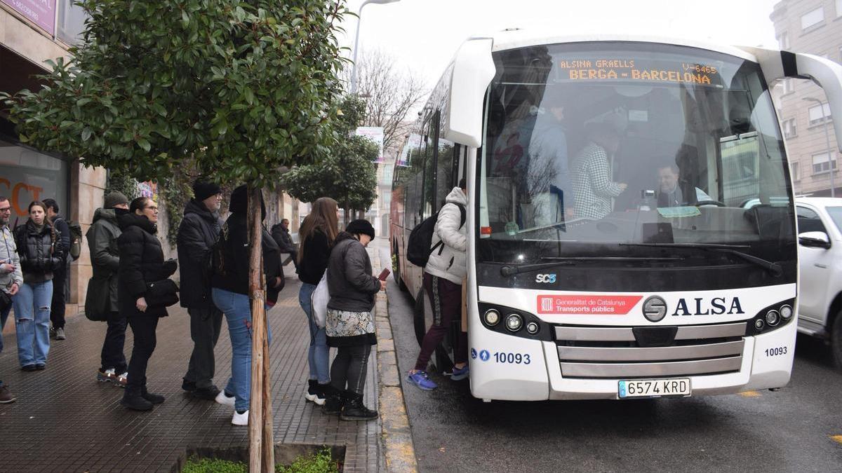 Usuaris pujant al bus de Berga a Barcelona a la parada de Berga, ahir