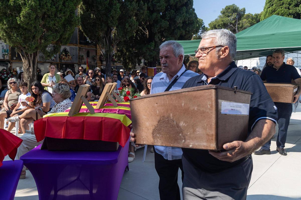 Agricultores, ferroviarios y guardias de campo: quiénes eran los diez fusilados en Paterna que han vuelto a sus familias 86 años después