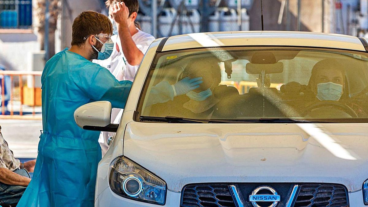 Patients in their vehicles undergo a sample collection for a PCR test. | Patients in their vehicles undergo a sample collection for a PCR test. |