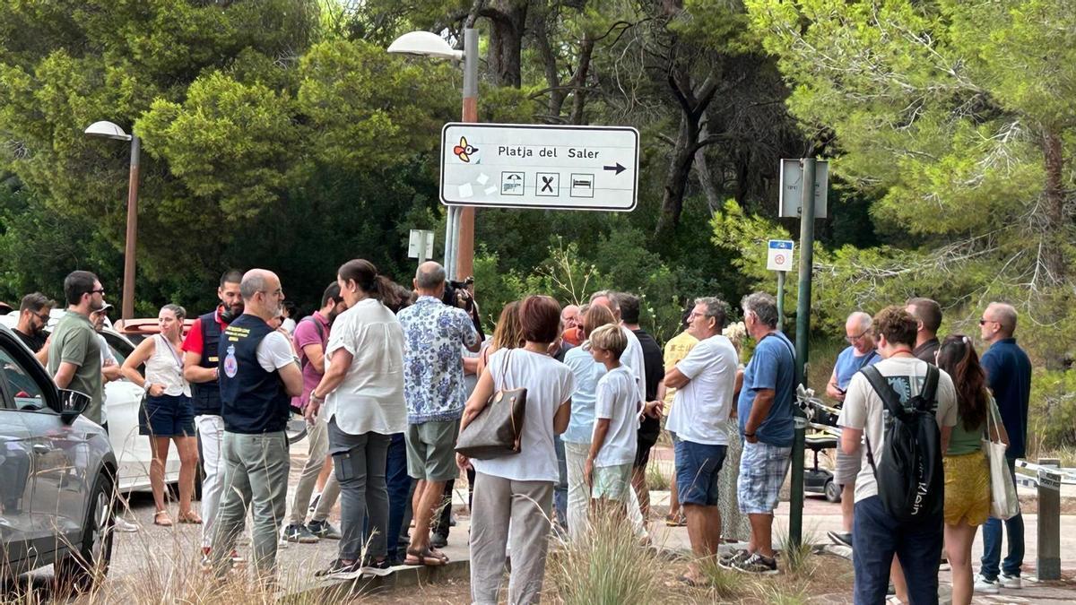 Vecinos esperando para ingresar a sus casas El Saler