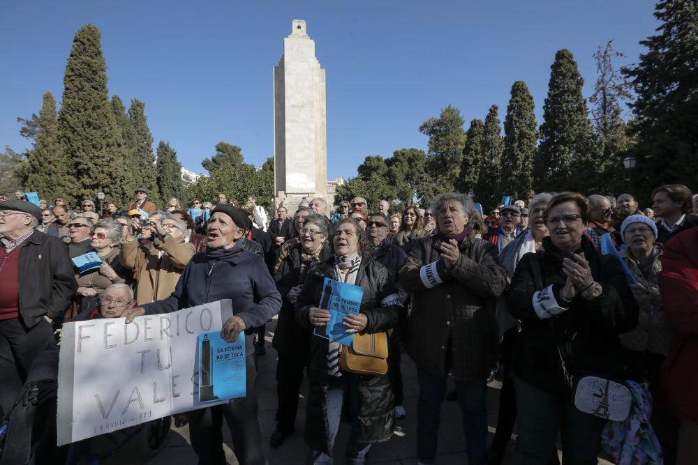 Más de 400 personas se concentran en defensa del monumento sa Feixina