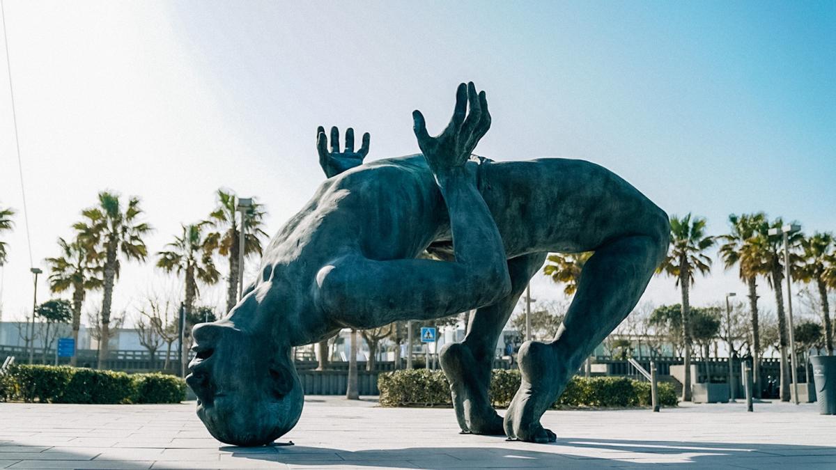 La escultura 'hiperrealista' que se ha instalado en La Marina de València.