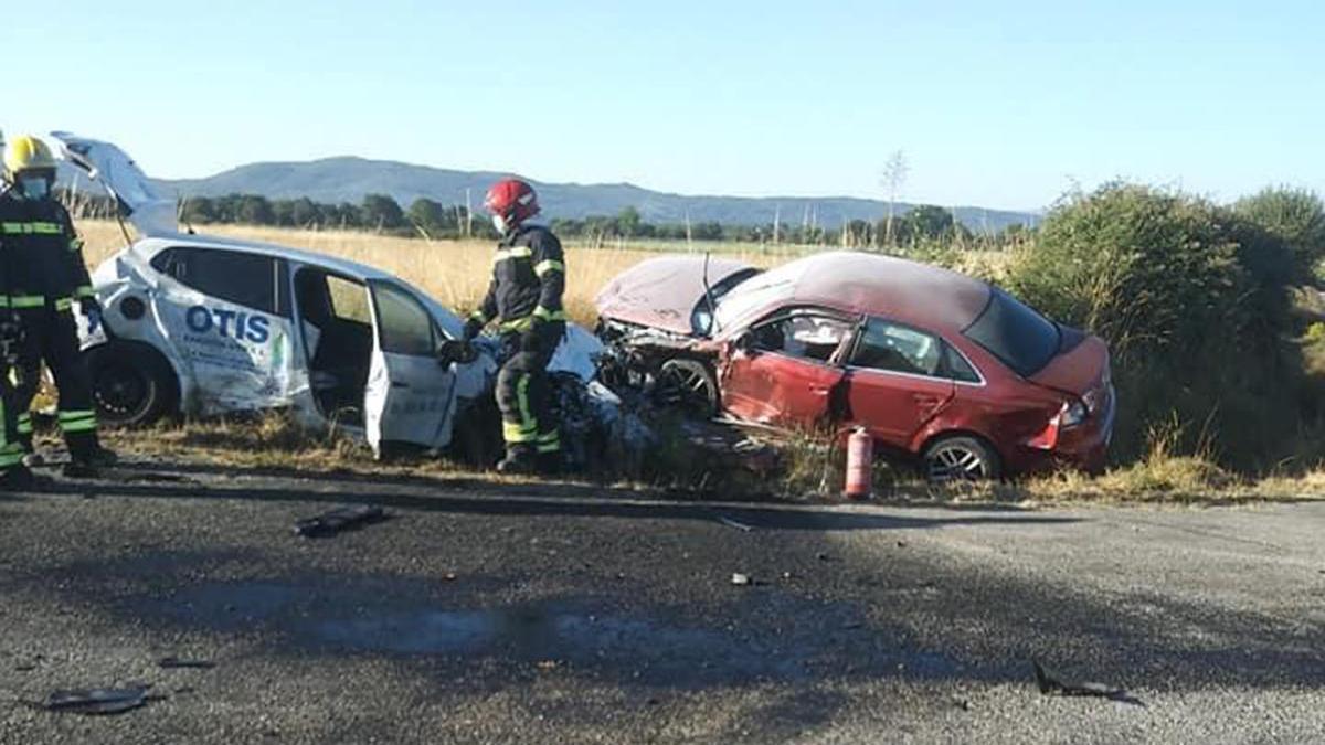 Los dos coches quedaron muy dañados // FdV