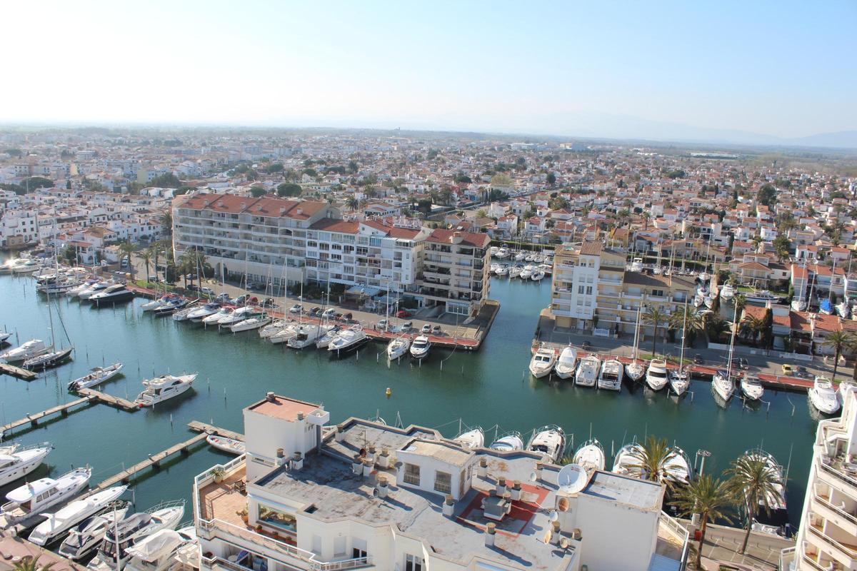Vista general de la zona del port des de la torre del Club Nàutic