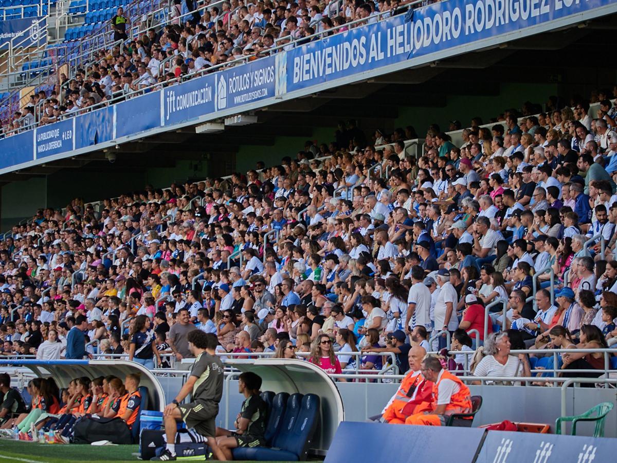 Aspecto de la grada del Heliodoro en el partido CD Tenerife-Real Madrid.