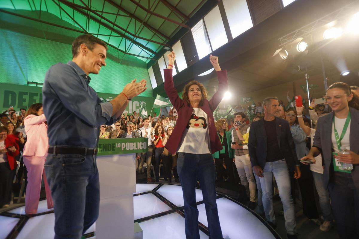 Pedro Sánchez y María Jesús Montero, en el mítin de Córdoba.