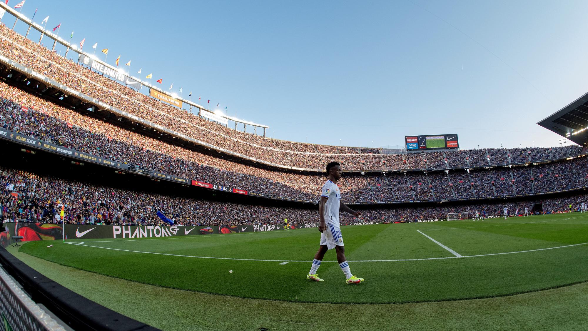 Perspectiva del Camp Nou lleno, con Vinicius en el centro de la imagen.