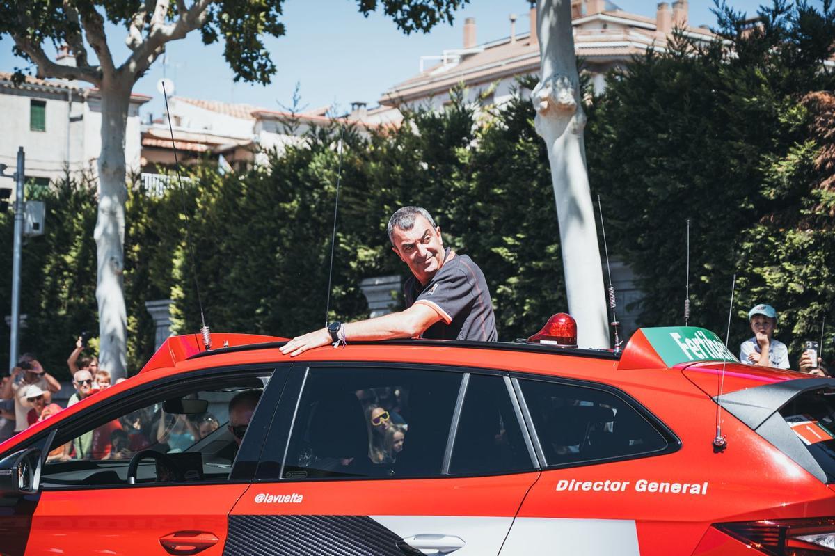 Javier Guillen, en el coche de dirección de carrera de la Vuelta.