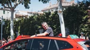 Javier Guillen, en el coche de dirección de carrera de la Vuelta.