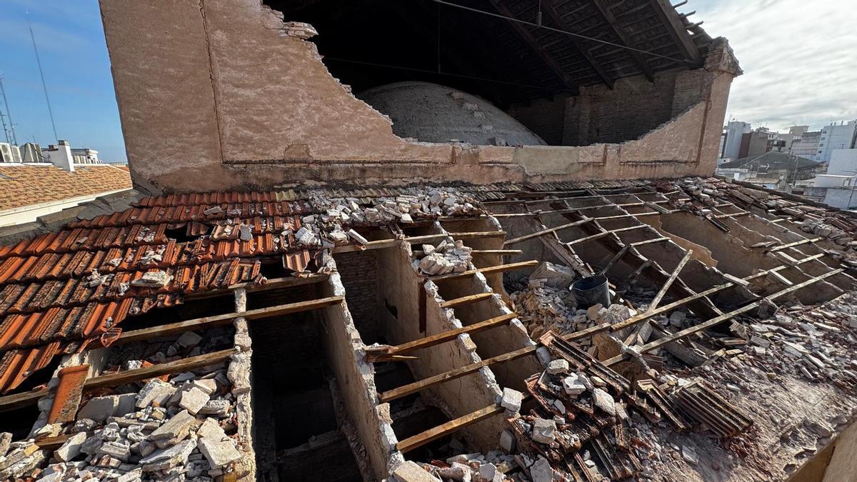 El desplome del muro del casetón ha dañado la cubierta posterior pero no ha afectado al interior.