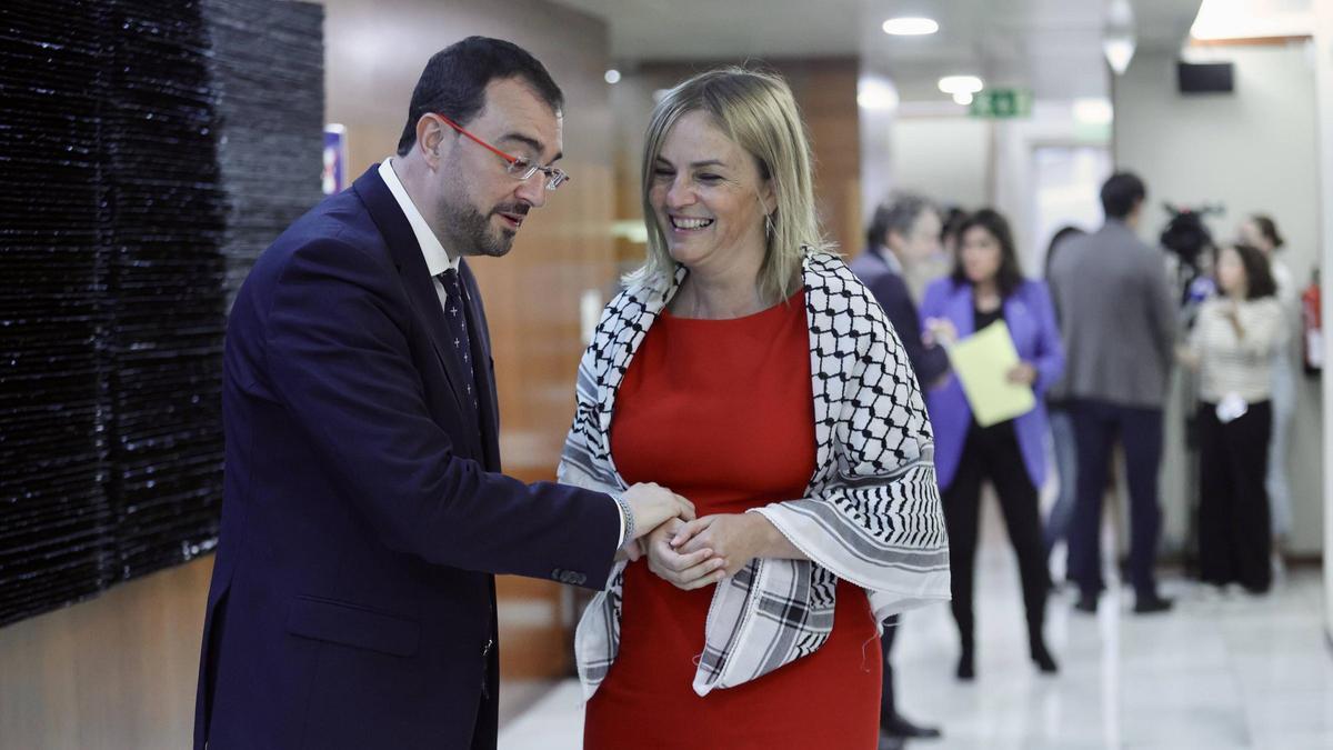 Adrián Barbón y Covadonga Tomé, en la Junta General.