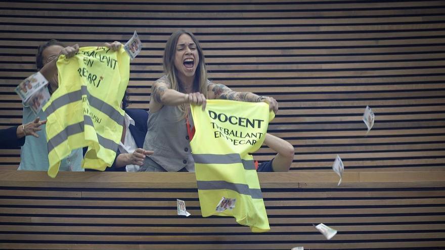 Las Corts prohíbe la entrada a las profesoras que protestaro