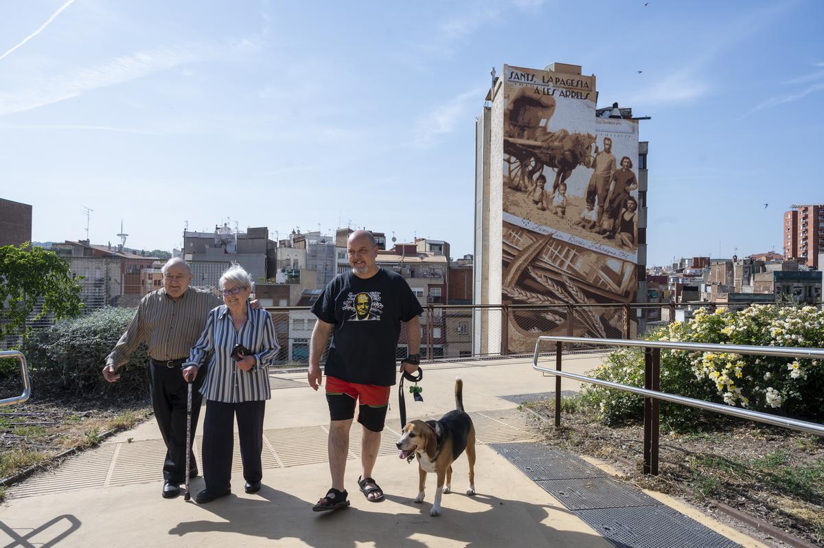 Josep, Mercè y Carles, este lunes frente al flamante mural.