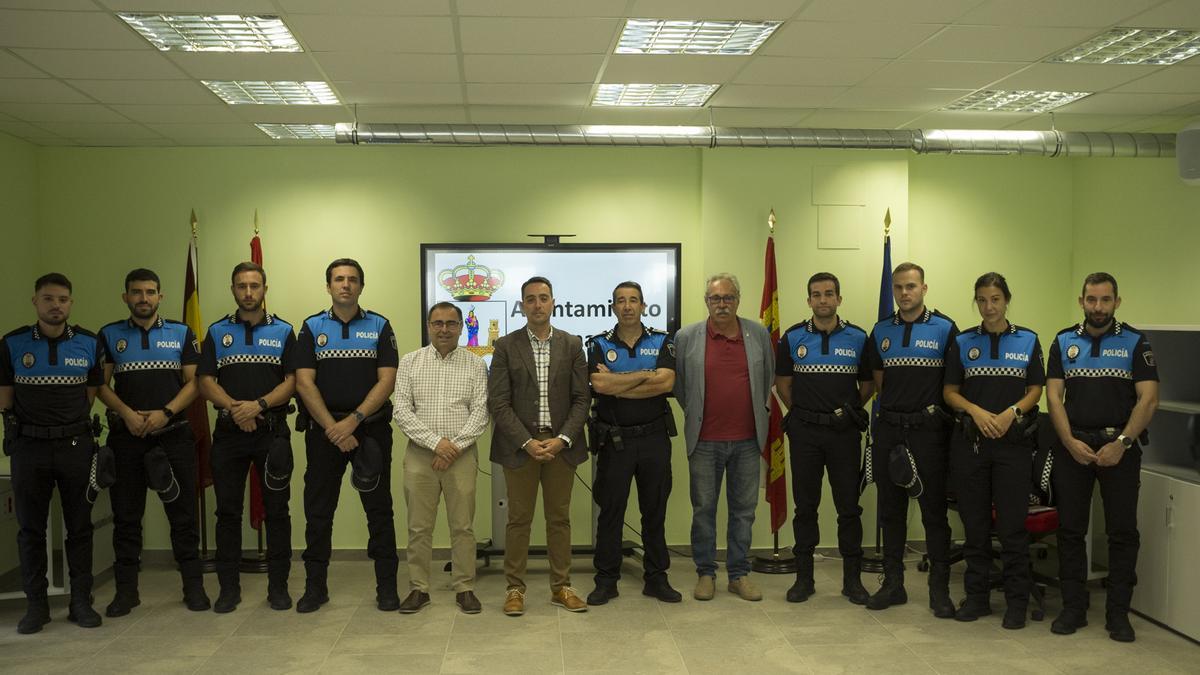 Los ocho nuevos agentes con el jefe provisional de Policía, el alcalde y los concejales de Personal y Seguridad Ciudadana.